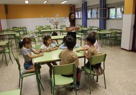 Algunos de los madrugadores se divertían con un juego de cartas antes de poner rumbo a clase.