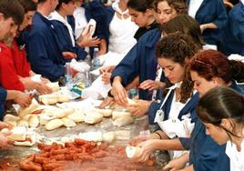 1998. Cada año se preparan miles de raciones de pan con chorizo escaldado.