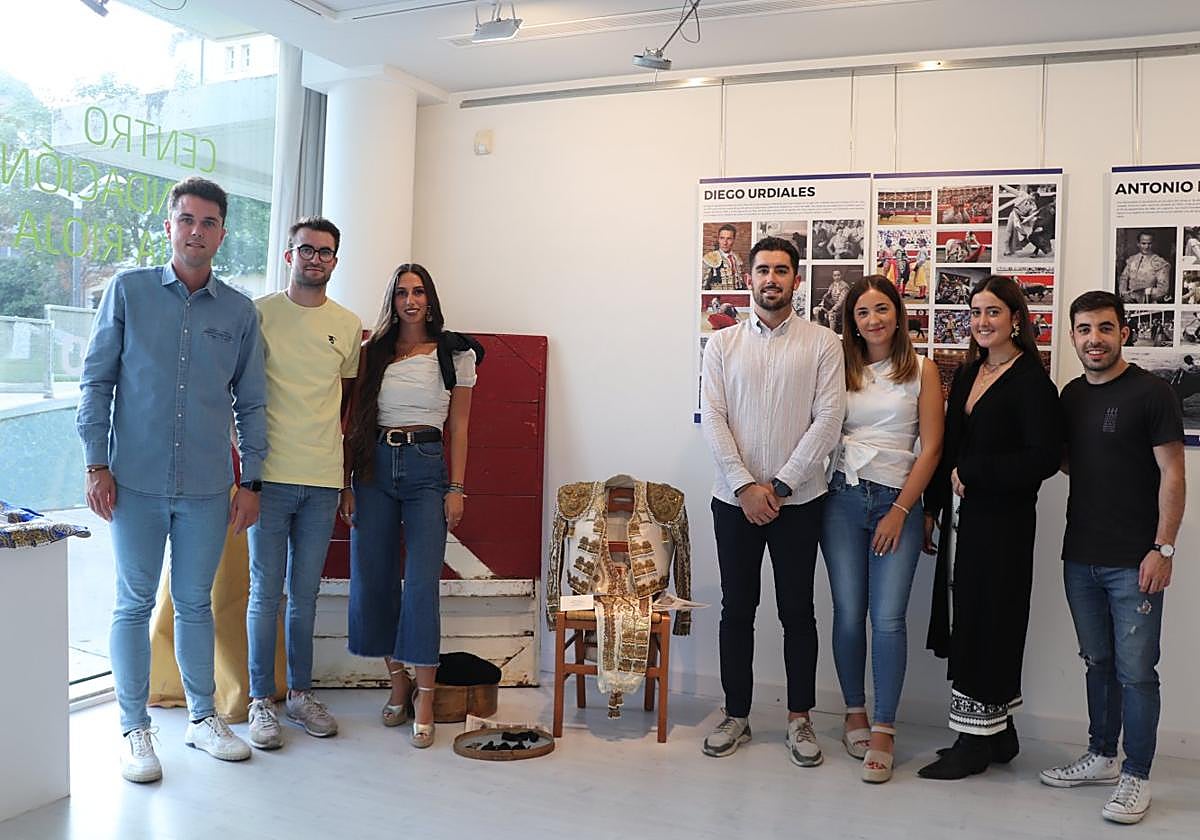 La directiva del Club Taurino reúne en la exposición piezas que recorren sus sesenta años de historia.