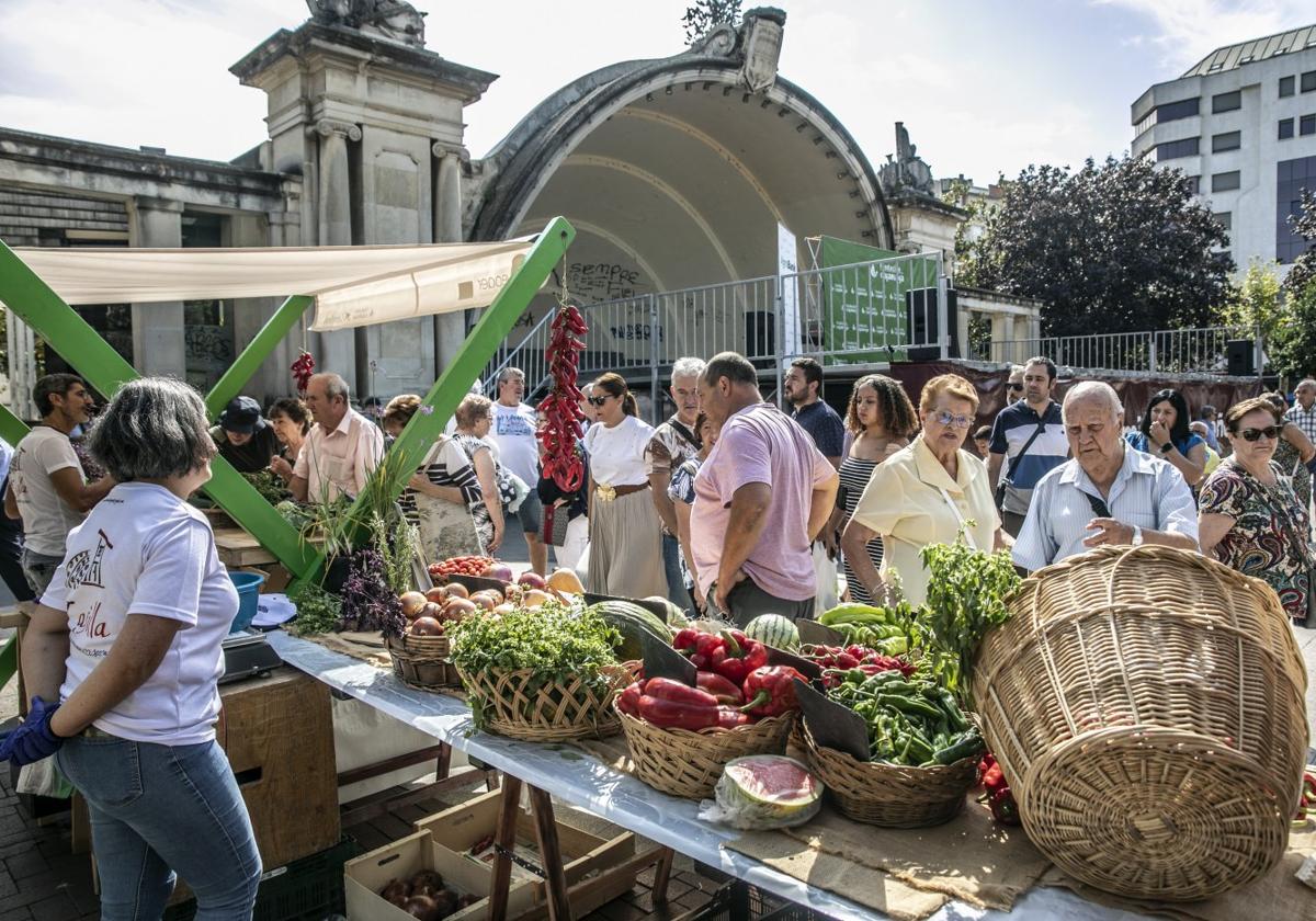 El Espolón acogió en la calurosa mañana de ayer a numeroso público, que acudió a visitar y a comprar en el Concurso Agrícola.