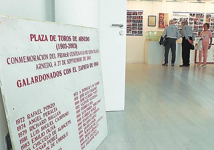 Imagen principal - La muestra recoge diferentes elementos que podían encontrarse en la plaza de toros antigua de Arnedo. 