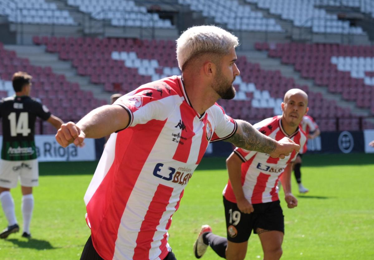 Jordi Escobar y Toni García celebran el primer gol de la SD Logroñés.