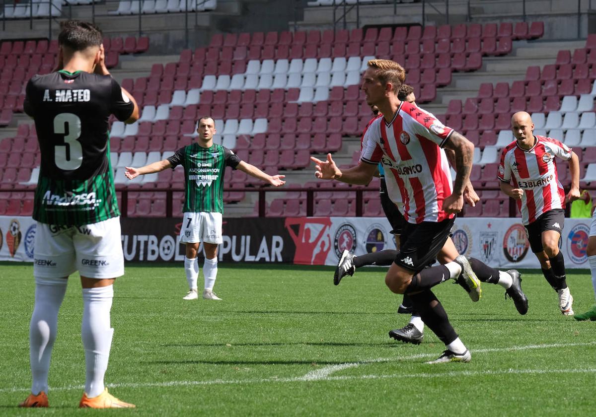 Rubio celebra el gol que le metió al Sestao, el tercero que anotó su equipo en el partido del domingo.