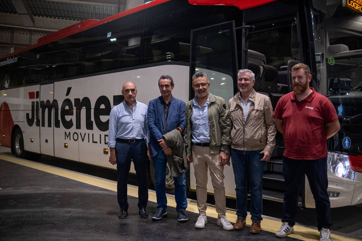 El alcalde de Logroño, Conrado Escobar, posa junto con varios concejales y el primer conductor en llegar a la nueva estación.