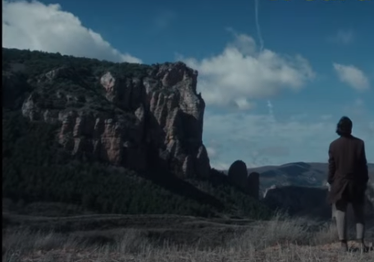 Laia Costa, de espaldas, ante las peñas de Islallana, en un pasaje de la película.