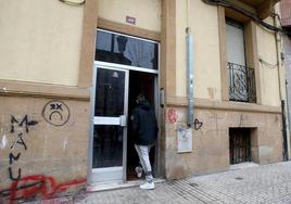 Imagen del portal donde ocurrieron las supuestas violaciones en avenida de Navarra. .
