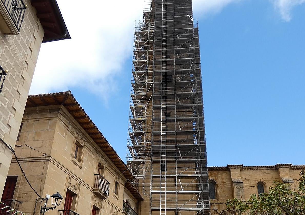 La iglesia de la Asunción y su imponente andamio, ayer.