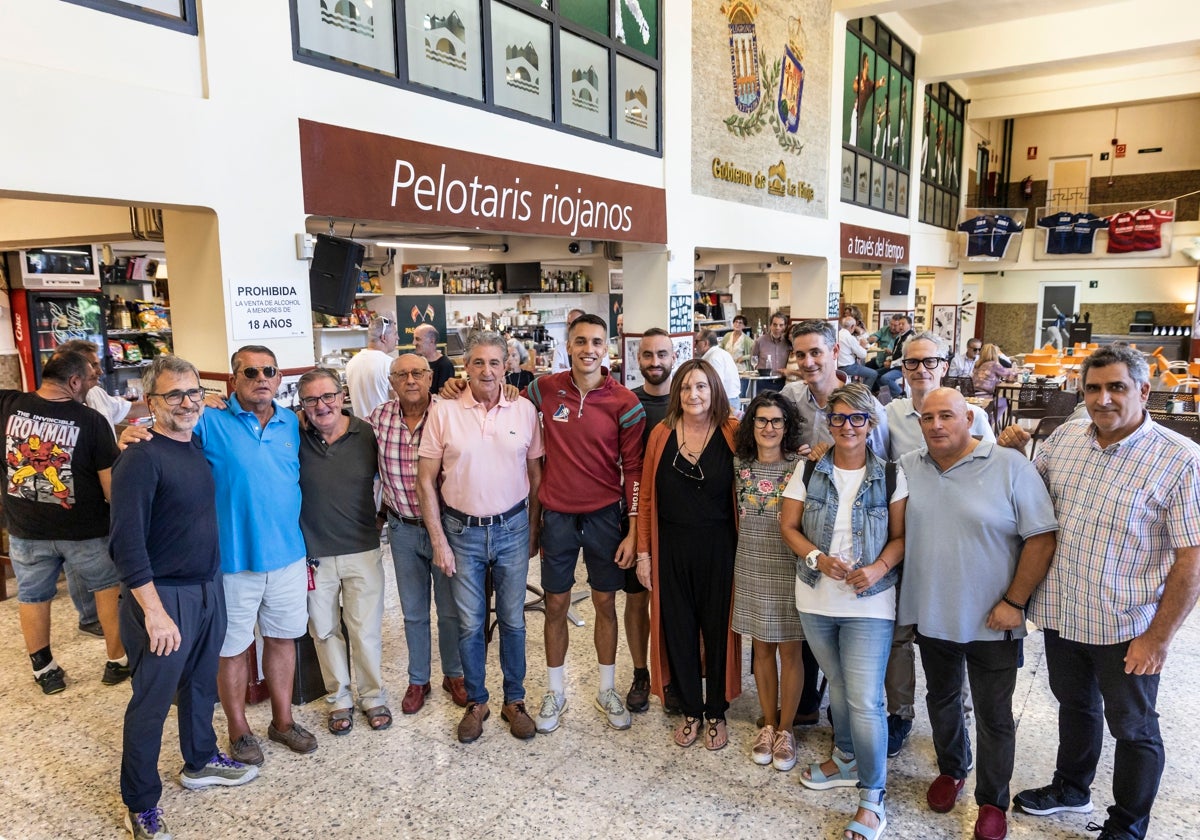 Lourdes, en el centro, rodeada por los asistentes a la cata de sardinas.