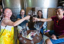 Turistas en una bodega de San Asensio