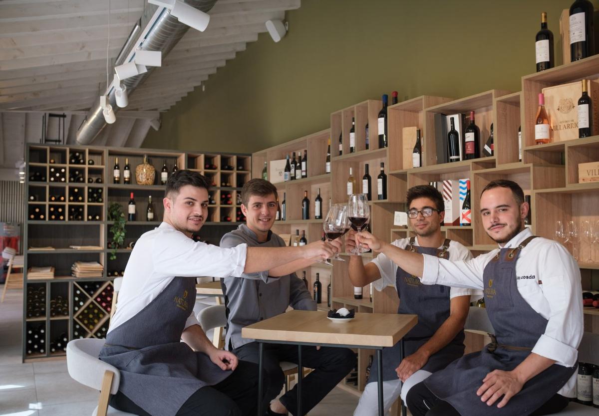 El joven equipo de cocina de Otium, que llegará por primera vez a La Terraza.