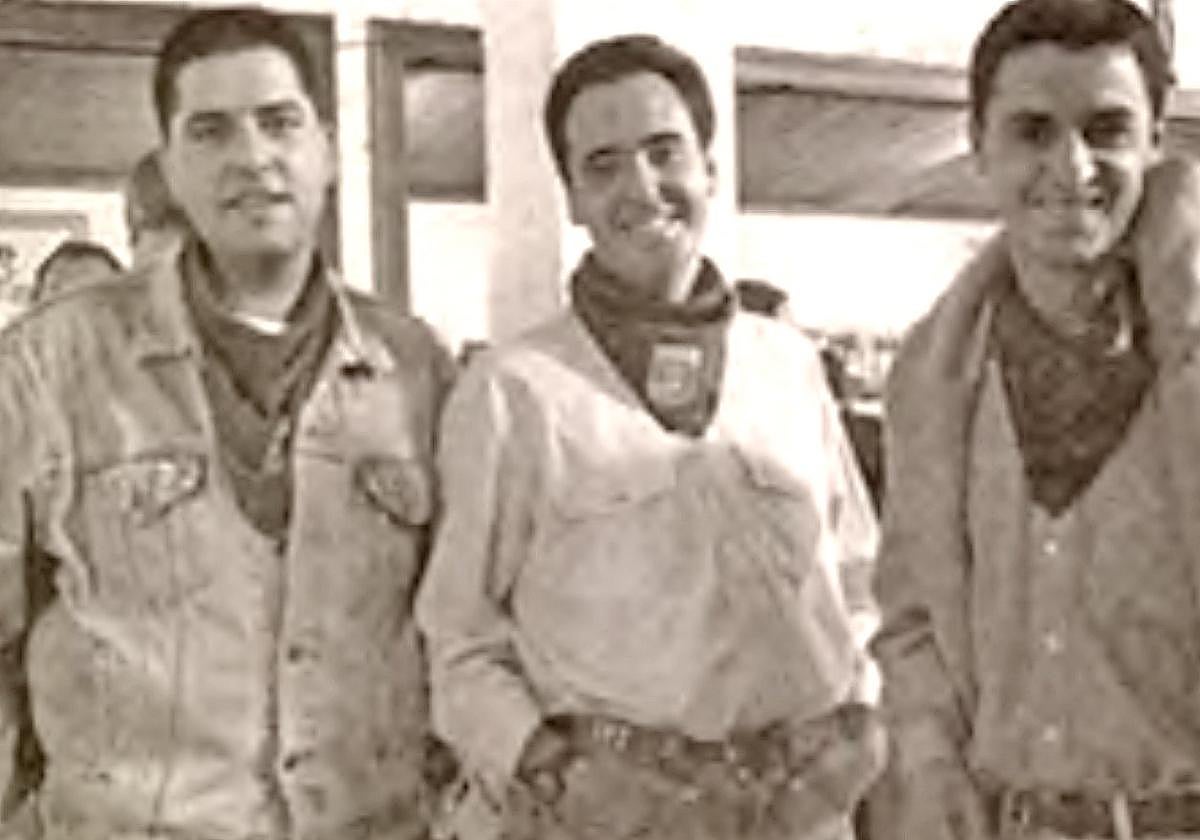1995. El dueño de los recuerdos de esta página, Eugenio Sáenz de Santa María, flanqueado por Justo Rodríguez (sí, el fotógrafo) y Rafa Calleja.