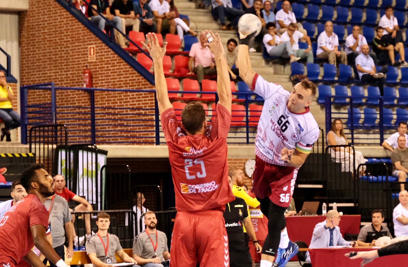 Edu Cadarso lanza ante la defensa del opscense Gucek