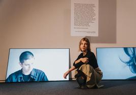 La joven artista logroñesa Clara Aguilar ante una videoinstalación de su exposición.