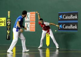 Joseba Ezkurdia espera la pelota ante la atenta mirada de Jaka.