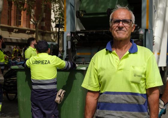 Raúl Lajarín, de Logroño Limpio, ayer tras el cohete.