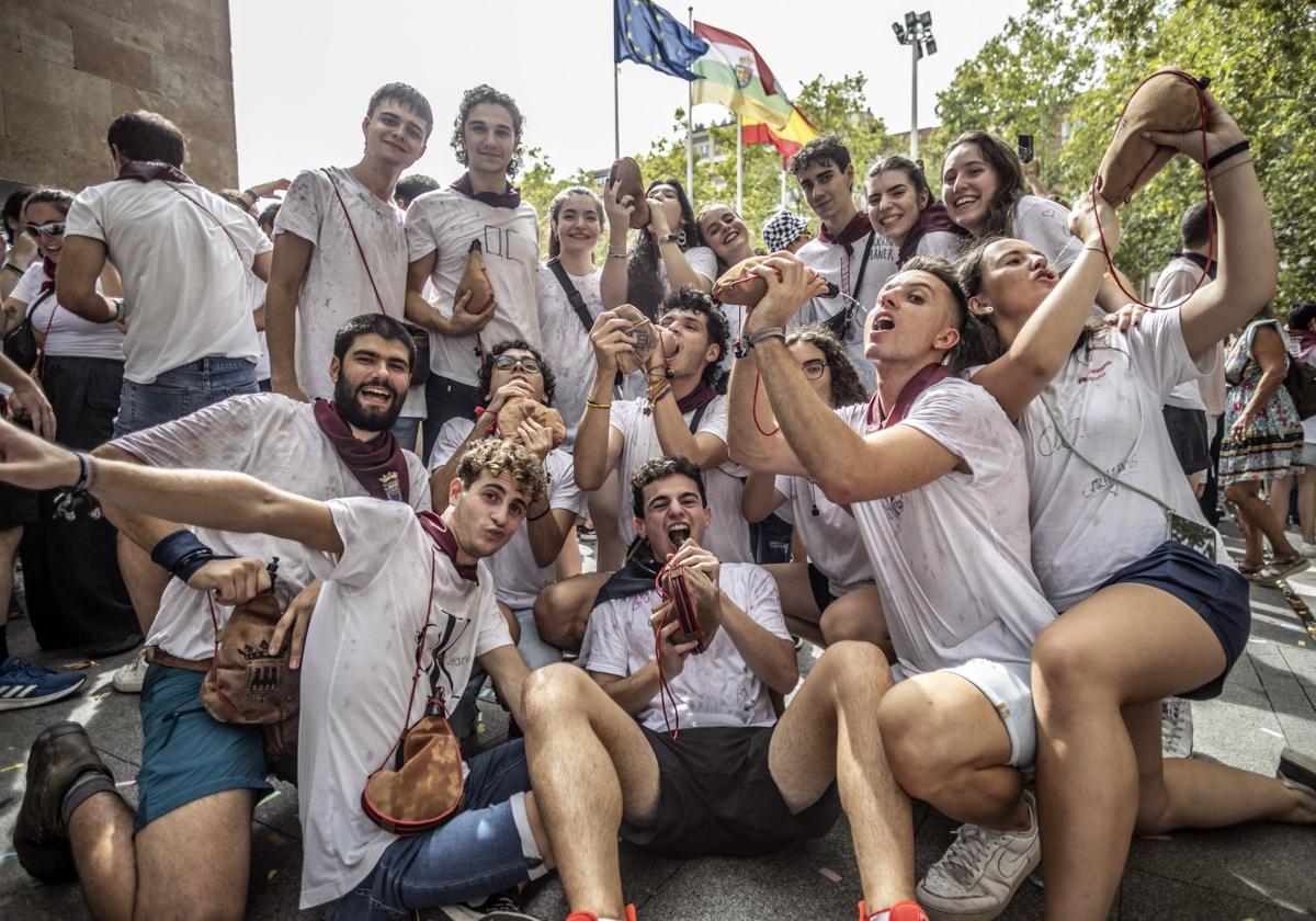 Después del cohete, una cuadrilla se prepara para seguir la fiesta tirando de bota.