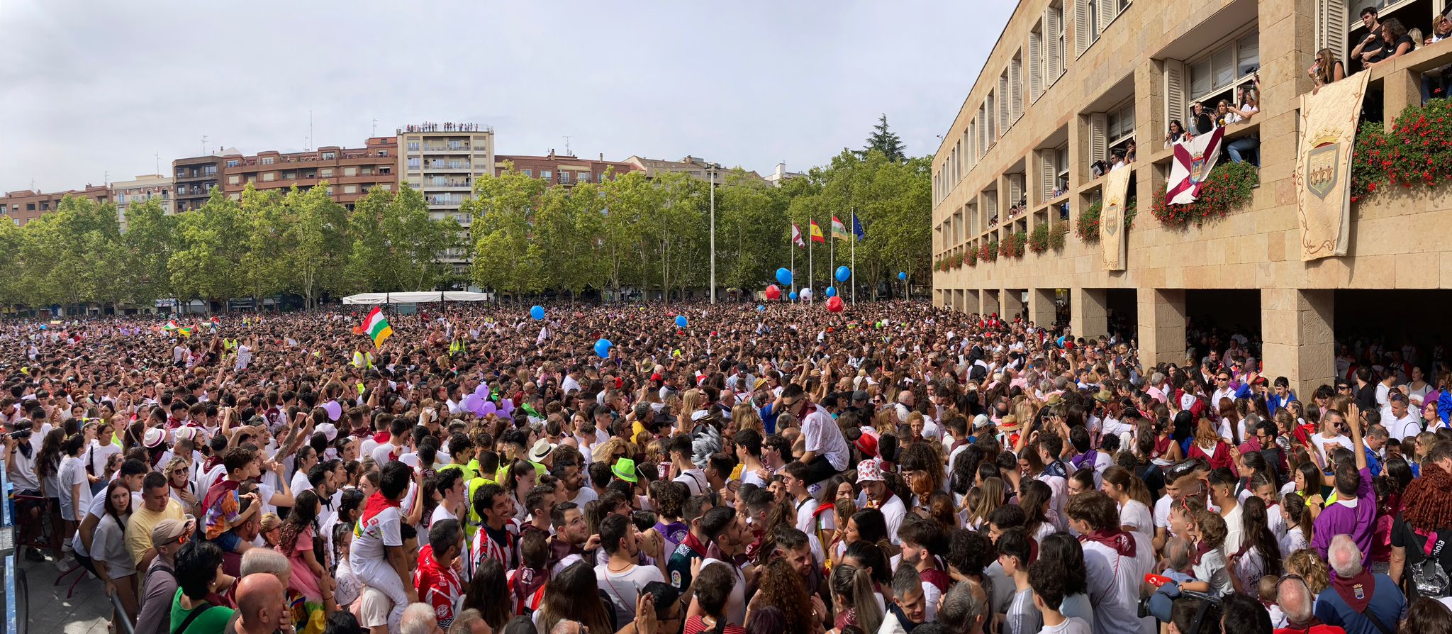 Miles de logroñeses cantan 'Mi tierra es La Rioja' en el comienzo de las fiestas de San Mateo