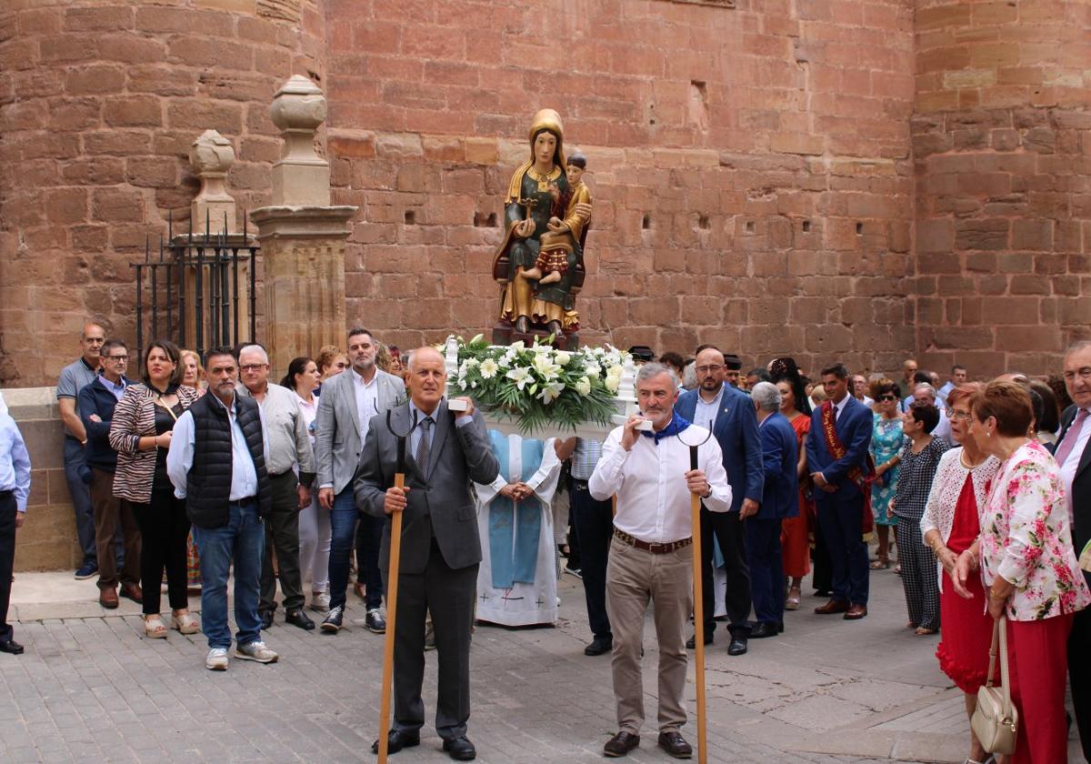 La imagen de Santa María la Real sale del monasterio para comenzar a procesionar por el casco antiguo, de regreso al monumento.