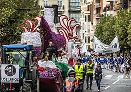 La carroza ganadora, a su paso por Muro de Cervantes.