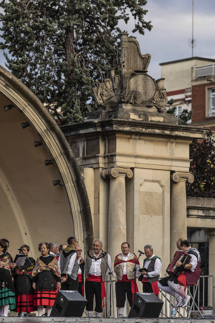 Festival de jotas en el Espolón