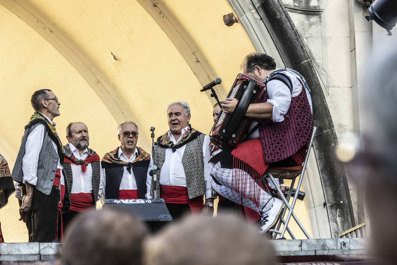 Festival de jotas en el Espolón