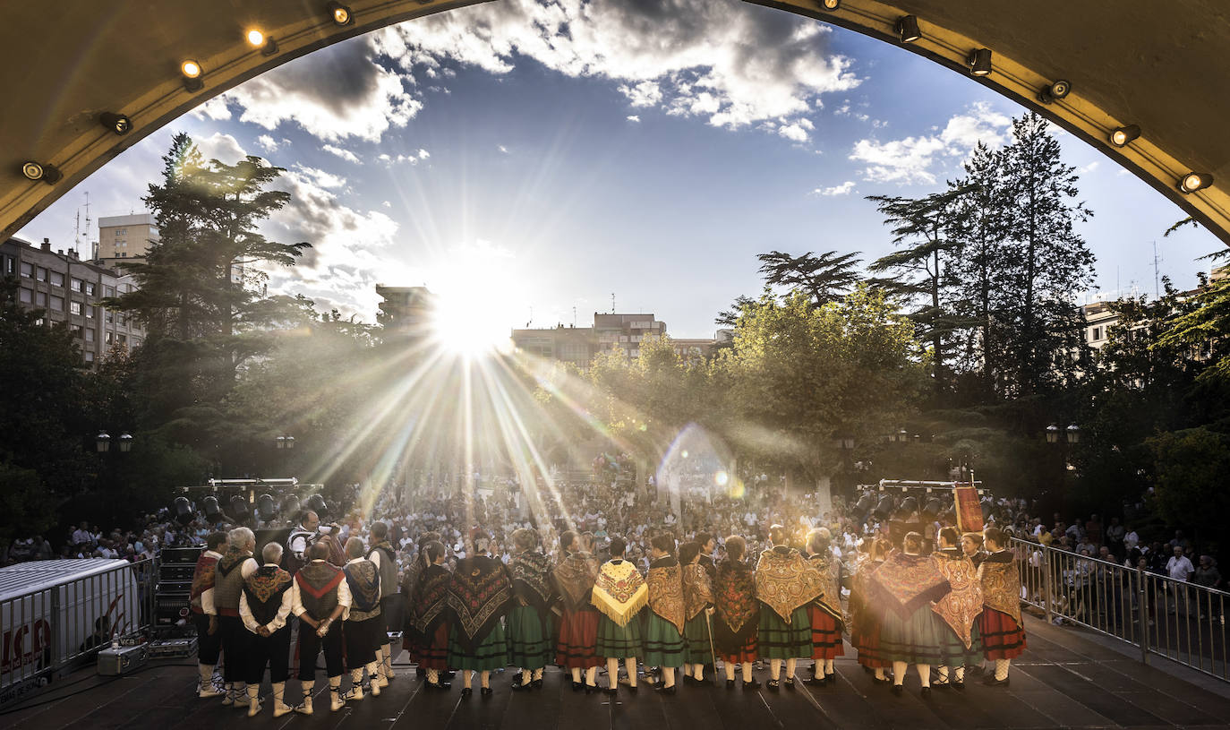 Festival de jotas en el Espolón