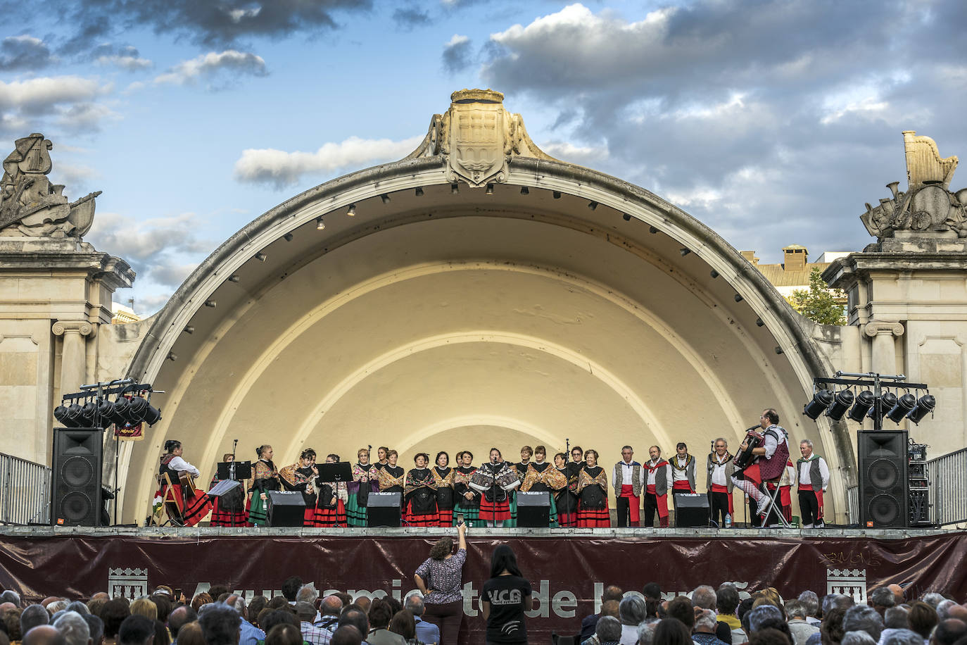 Festival de jotas en el Espolón