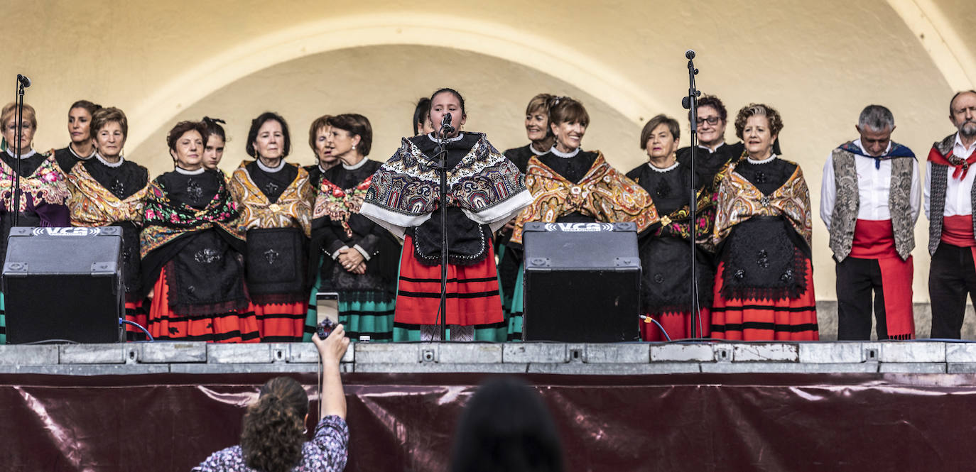Festival de jotas en el Espolón