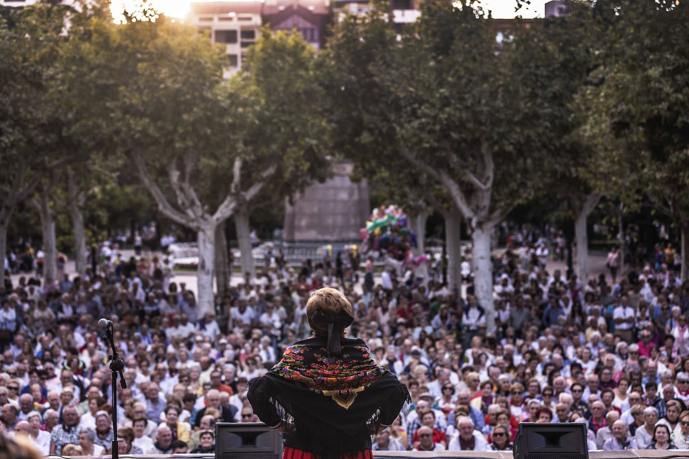 Festival de jotas en el Espolón