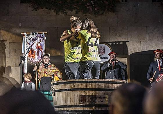 Colgar las botas para pisar las uvas