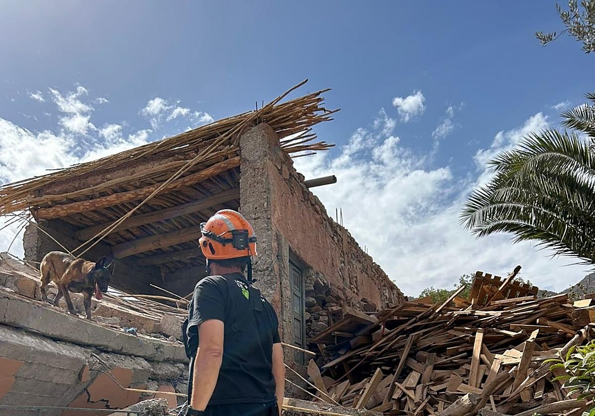 Francisco José Caparroso y Argui, miembros de la Unidad Canina de Rescate de La Rioja, durante su ayuda en Marruecos, en la región del Atlas.