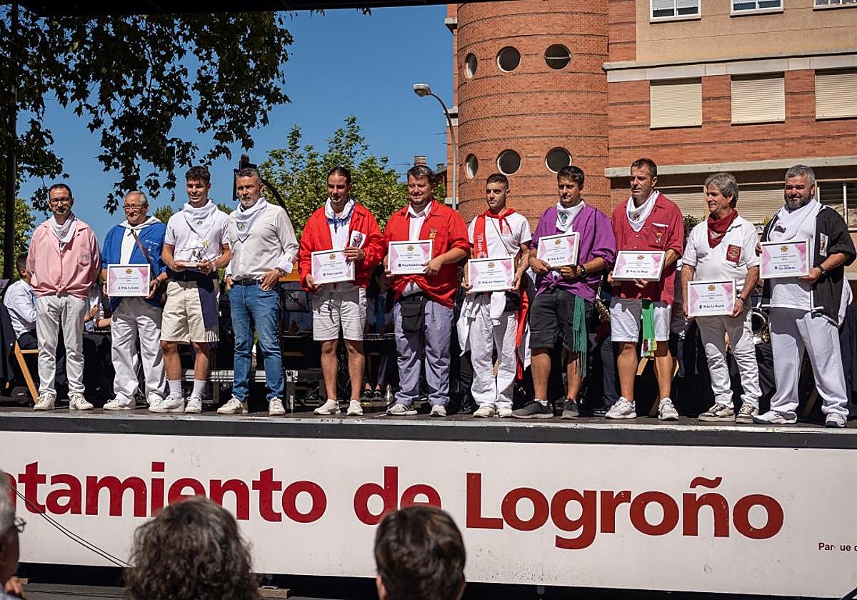 Juan José Sánchez, presidente de Aster, y el alcalde Conrado Escobar, junto a los representantes de la Federación de Peñas y de las distintas agrupaciones.