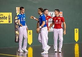 Peña y Marizkurrena se saludan al término del partido. Junto a ellos, Jak y Albisu.