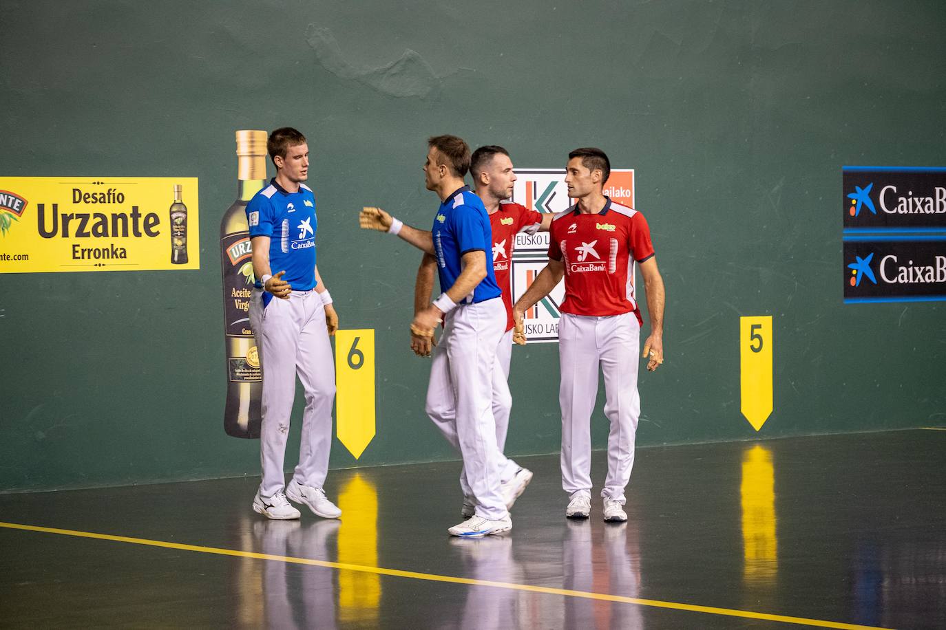 Peña y Marizkurrena se saludan al término del partido. Junto a ellos, Jak y Albisu.