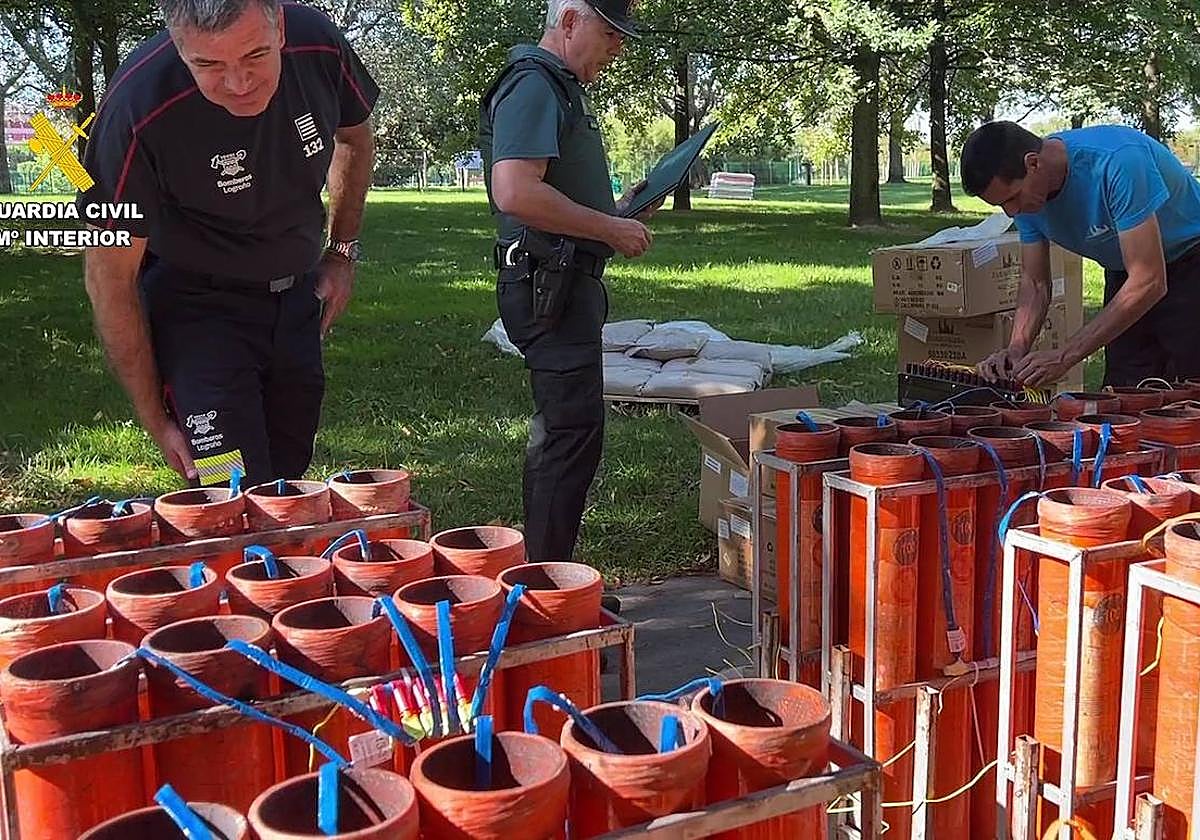 Labores de inspección de una de las instalaciones de pirotecnia prevista para San Mateo.