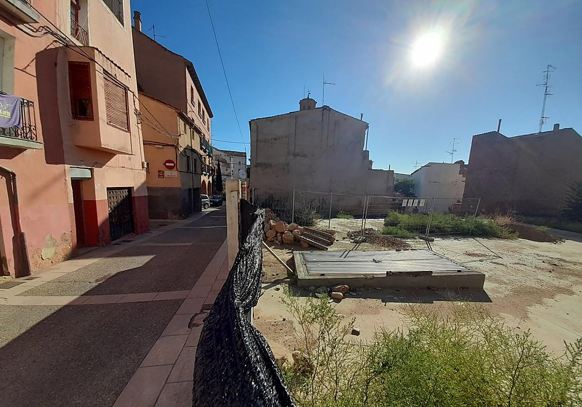 Vista de la calle San Andrés y la zona de intervención de las cloacas romanas de Calahorra, ayer.