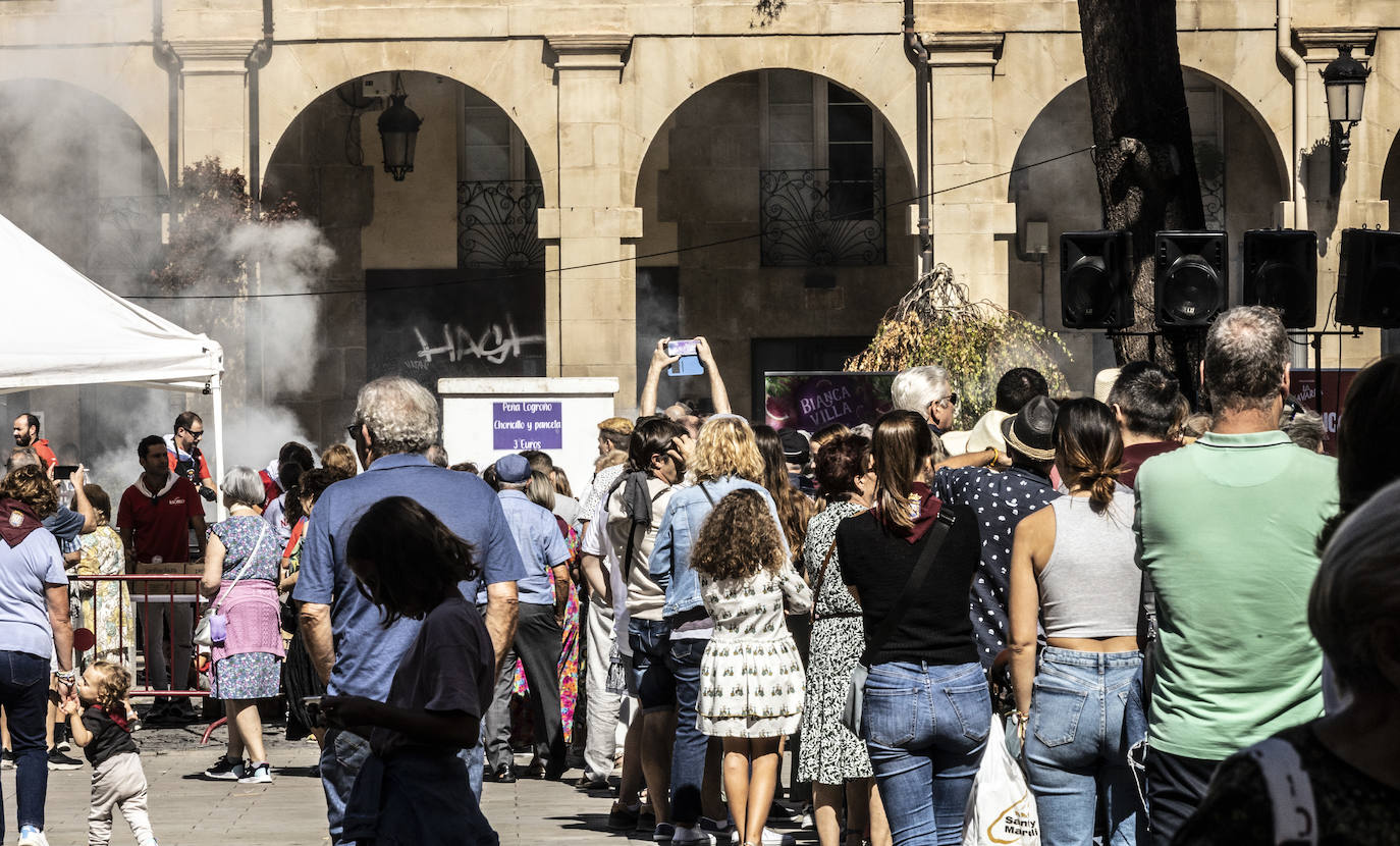 Degustación de choricillo y panceta en la plaza del Mercado