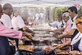 Degustación de choricillo y panceta en la plaza del Mercado