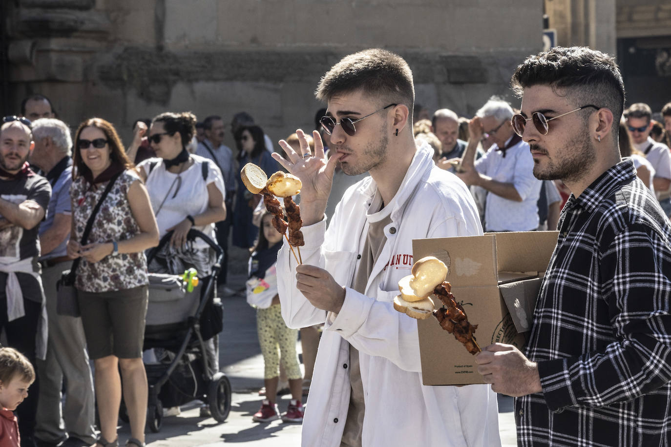 Degustación de choricillo y panceta en la plaza del Mercado