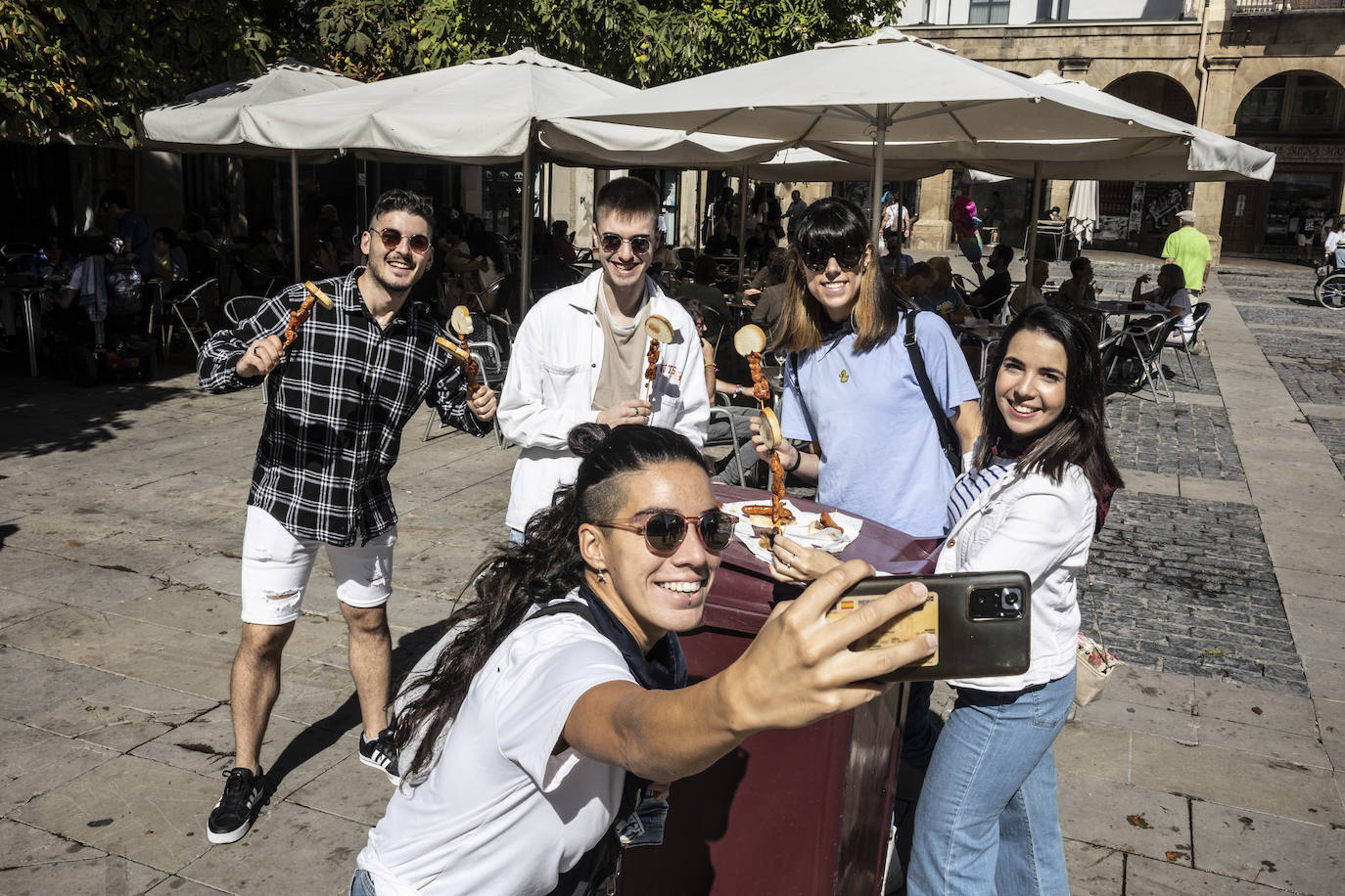 Degustación de choricillo y panceta en la plaza del Mercado