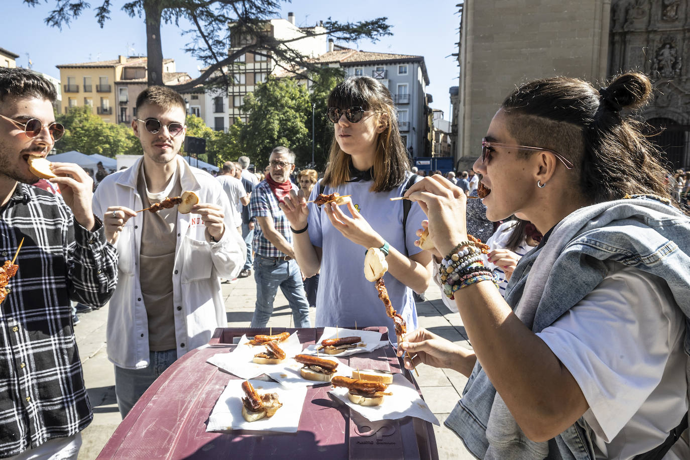 Degustación de choricillo y panceta en la plaza del Mercado