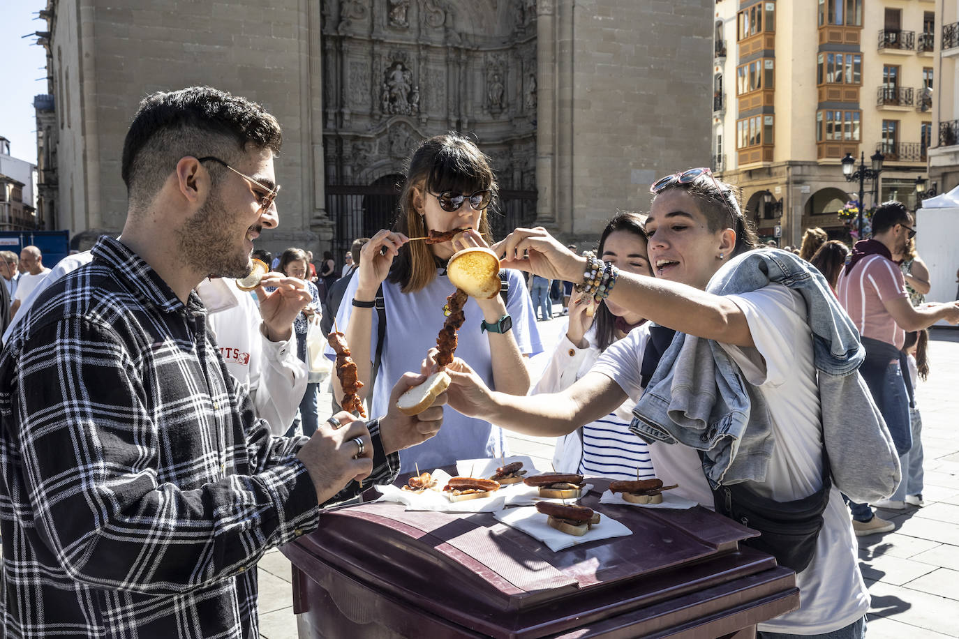 Degustación de choricillo y panceta en la plaza del Mercado