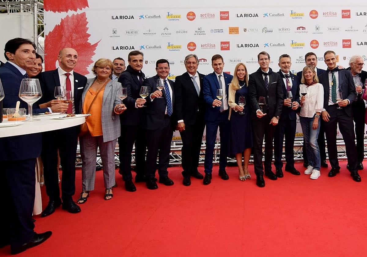 El presidente de La Rioja, Gonzalo Capellán; la presidenta del Parlamento, Marta Fernández Cornago, y el alcalde Conrado Escobar con miembros de sus respectivos Gobiernos, con Teresa Cobo y Francisco Achiaga.