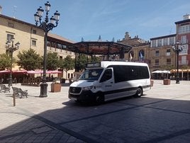 Autobús urbano de Haro, en la Plaza de la Paz.