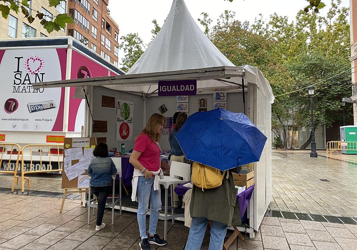 Los logroñeses se acercaron al Punto Violeta de Once de Junio para solicitar información.