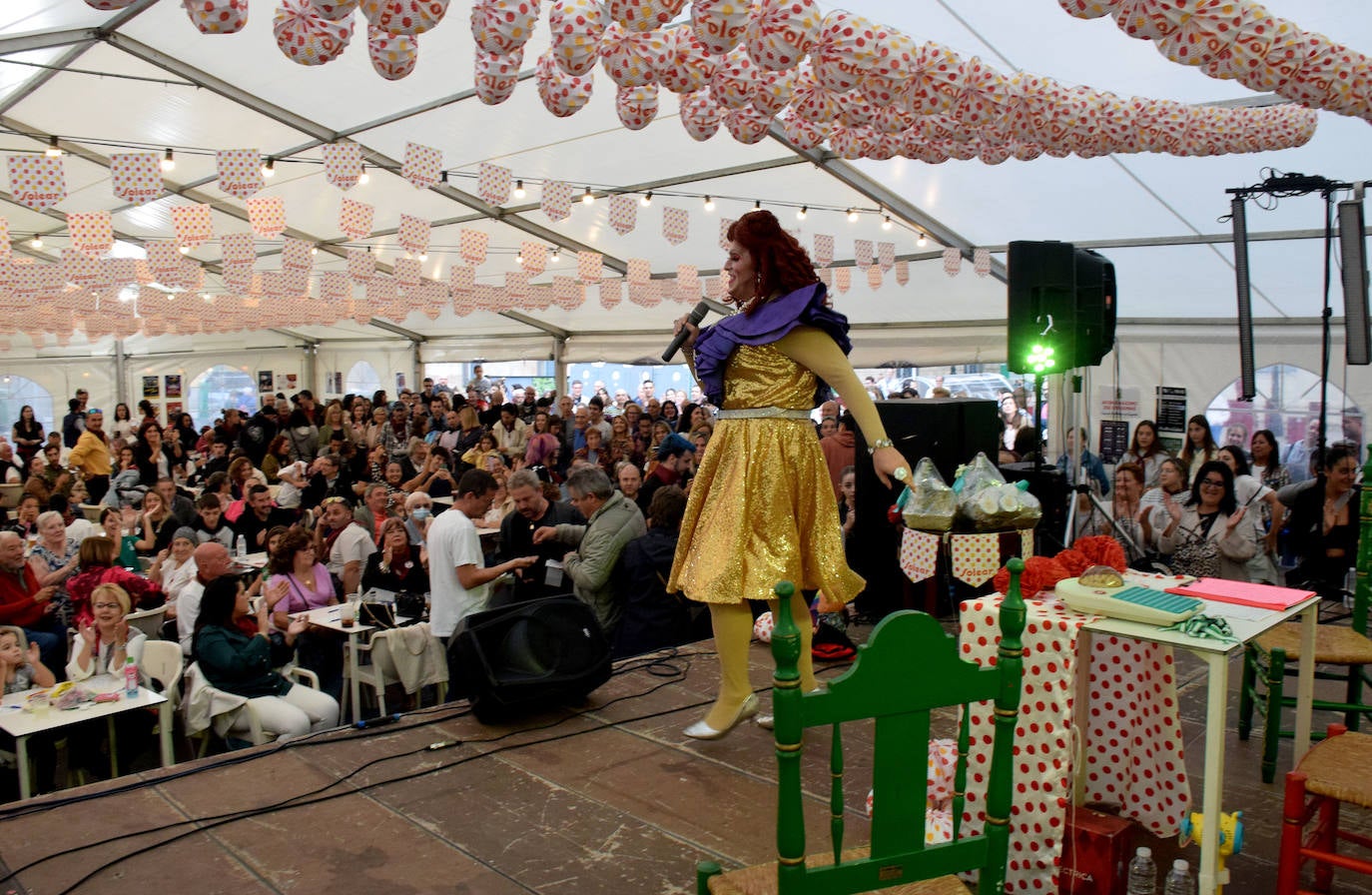 Bárbara la Reina de la Pantaloneta en el bingo de la Casa de Andalucía