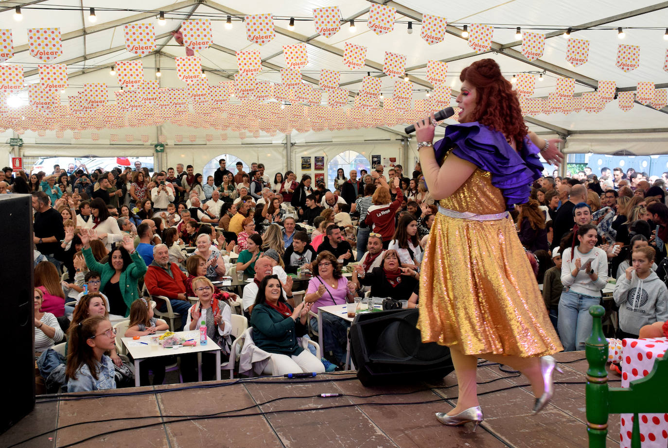 Bárbara la Reina de la Pantaloneta en el bingo de la Casa de Andalucía