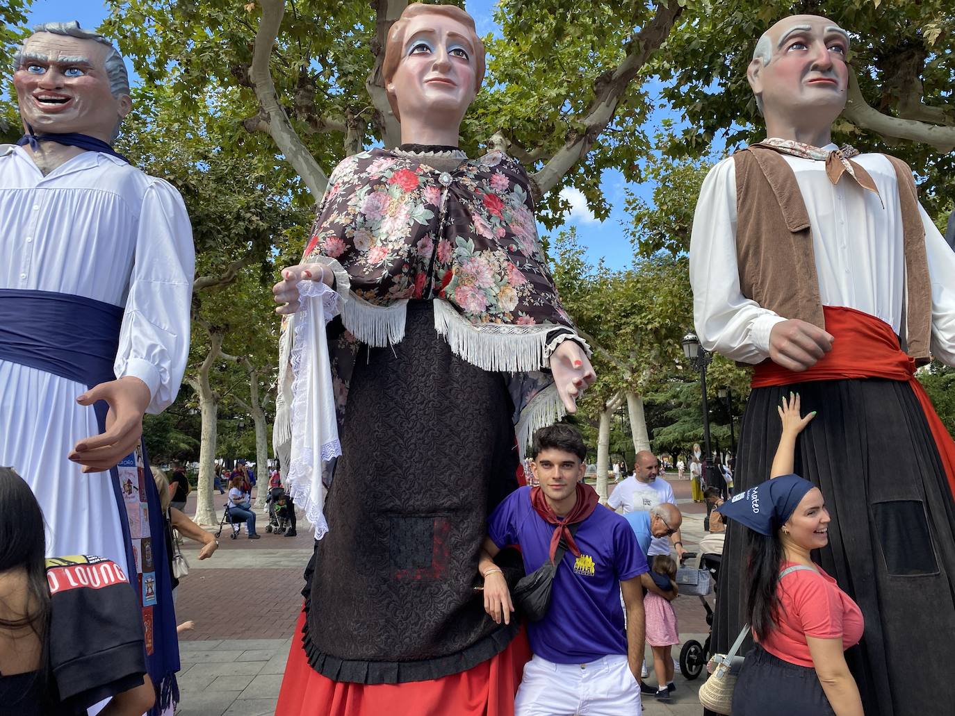 David Schubert, junto a uno de los gigantes con el que desfila en los pasacalles.