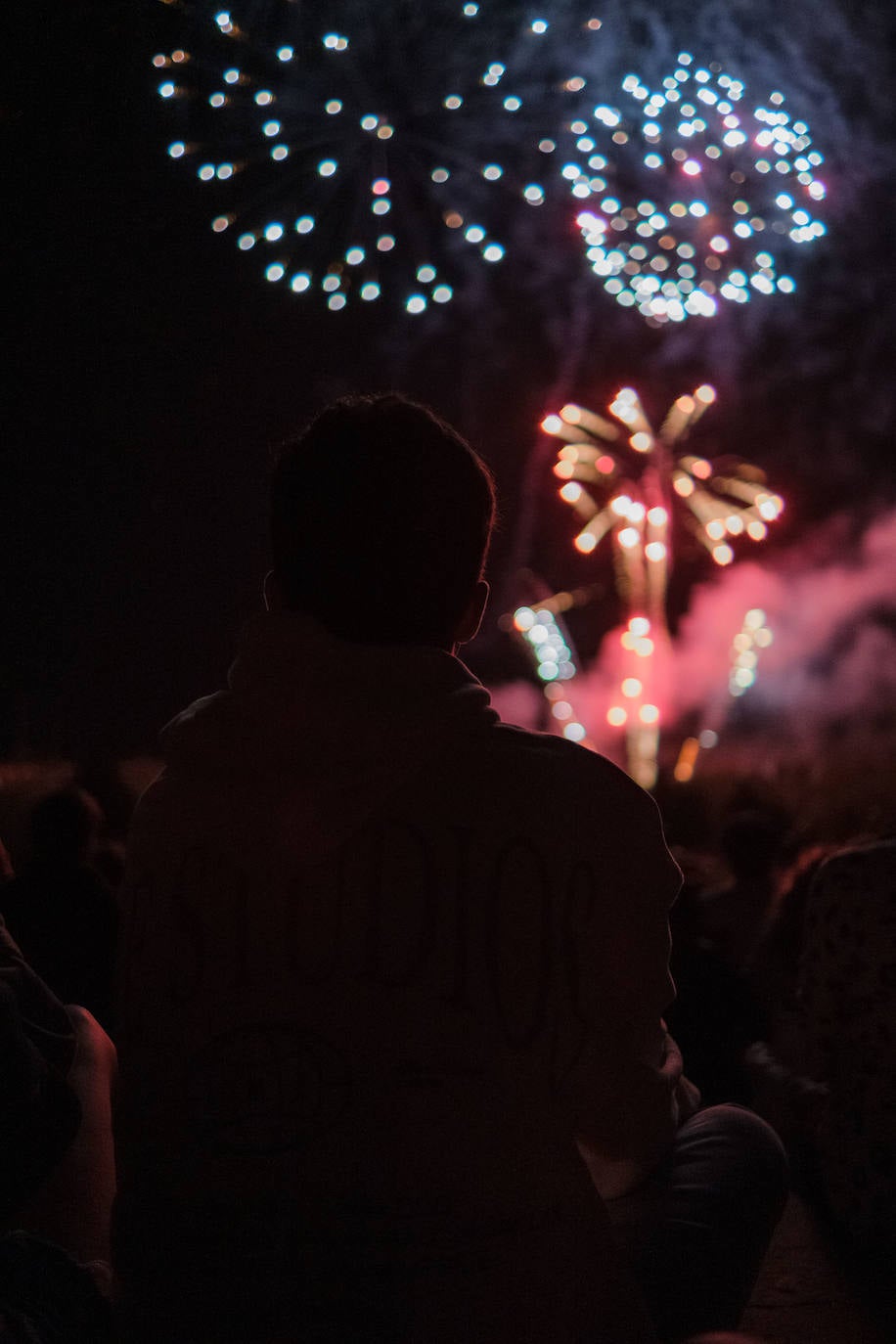 Pirotecnia Pablo pone color a la noche del miércoles