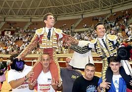 Ginés Marín (izq.) y Diego Urdiales (dcha.) salen a hombros después de cortar dos orejas cada uno en la segunda corrida de la feria.